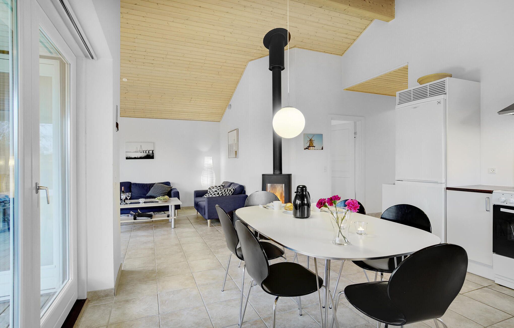 Une cuisine moderne dotée d’un îlot central, de meubles blancs et d’une cuisinière intégrée.