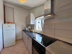 Køleskab, mikrobølgeovn, ovn, kogeplade