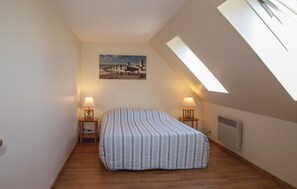 3 bedrooms, travel cot, free WiFi, bed sheets