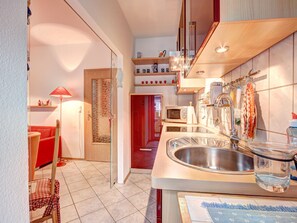 Een koelkast, een magnetron, een oven, een koffiezetapparaat/waterkoker