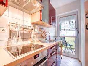 Kühlschrank, Mikrowelle, Ofen, Wasserkocher mit Kaffee-/Teezubehör