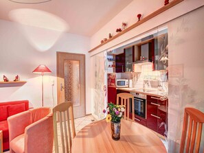 Kjøleskap, mikrobølgeovn, ovn og kaffetrakter/tekoker