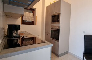 冷蔵庫、電子レンジ、オーブン、コンロ