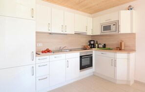 ثلاجة، موقد طهي مسطح، غسالة أطباق، ماكينة لصنع القهوة/الشاي