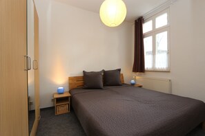 2 soverom, safe på rommet, strykejern/-brett og reiseseng for barn