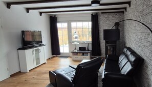 TV, fireplace - North Sea House Dornumersiel - house (Dornum)