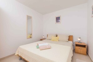 1 bedroom, WiFi - Holiday apartment 250 m from the beach (Klimno)