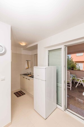 Fridge, stovetop, toaster, cookware/dishes/utensils