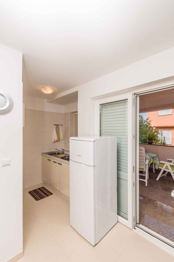 Fridge, stovetop, toaster, cookware/dishes/utensils - Holiday apartment 250 m from the beach (Klimno)