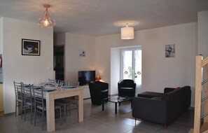 A modern living room with a dining area, a TV, and a sofa. - Pet friendly home in Saint Alban with WiFi (Saint Alban)