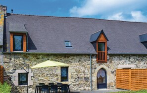 Outdoor dining - Pet friendly home in Saint Alban (Saint Alban)