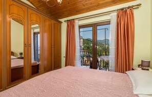 1 bedroom, in-room safe, free WiFi, bed sheets