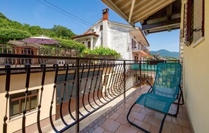 Property grounds - 1 bedroom beach front home in Lovran (Lovran)