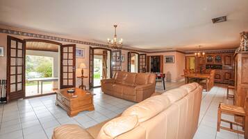 Télévision, lecteur de DVD, baby-foot