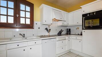 Réfrigérateur, plaque de cuisson, lave-vaisselle, cafetiÚre/bouilloire