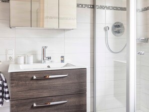 Douche, sèche-cheveux, serviettes fournies, savon