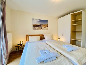 2 habitaciones, tabla de planchar con plancha, wifi y ropa de cama 