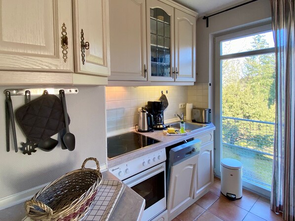 Kühlschrank, Mikrowelle, Ofen, Geschirrspüler