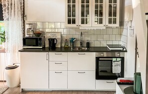 Fridge, stovetop, coffee/tea maker - Lovely home in Strängnäs with kitchen (Strängnäs)