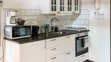 KĂŒhlschrank, Herdplatte, Wasserkocher mit Kaffee-/Teezubehör