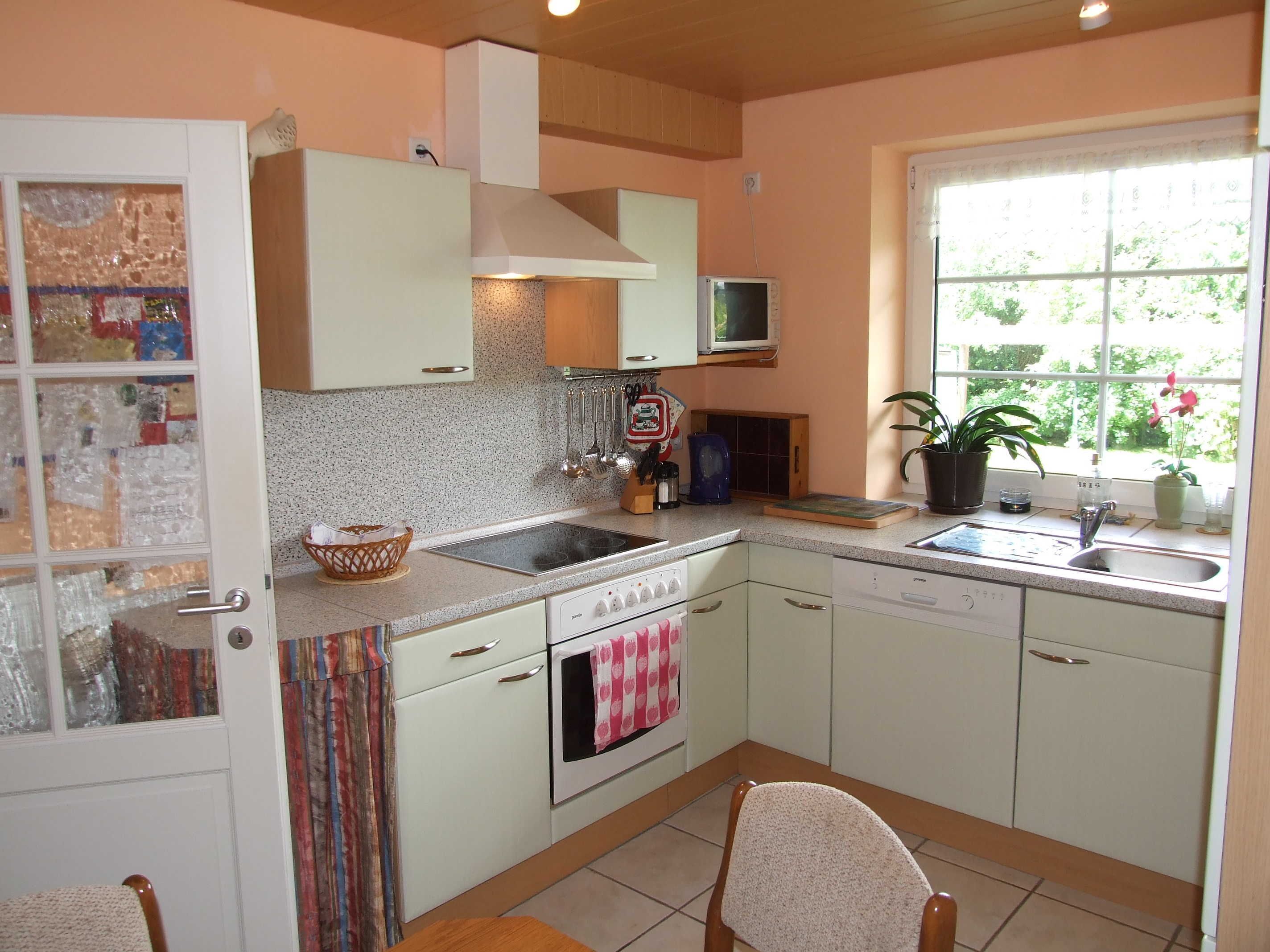 Kühlschrank, Mikrowelle, Ofen, Wasserkocher mit Kaffee-/Teezubehör