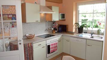 Kühlschrank, Mikrowelle, Ofen, Wasserkocher mit Kaffee-/Teezubehör