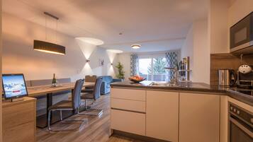 Kühlschrank, Mikrowelle, Ofen, Geschirrspüler