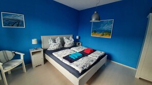 1 habitación, tabla de planchar con plancha y ropa de cama 