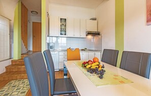 Fridge, microwave, stovetop, dishwasher - Awesome home in Betiga with WiFi (Betiga)