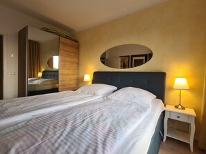 2 Schlafzimmer, Schreibtisch, Reisekinderbett, WLAN