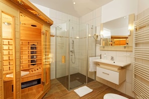Douche, sĂšche-cheveux, savon, papier toilette