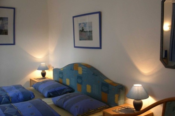 Schlafzimmer mit einem Doppelbett