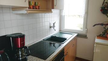 Kühlschrank, Herdplatte, Wasserkocher mit Kaffee-/Teezubehör