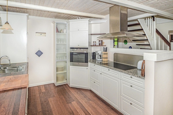 Køleskab, kogeplade, opvaskemaskine, kaffe-/temaskine