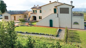 A large, modern house with a spacious lawn and a small garden area. - Cozy home in Cerreto Guidi FI with WiFi (Cerreto Guidi FI)