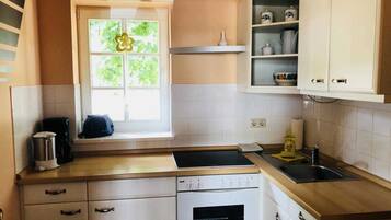 KĂŒhlschrank, Ofen, Wasserkocher mit Kaffee-/Teezubehör, Wasserkocher