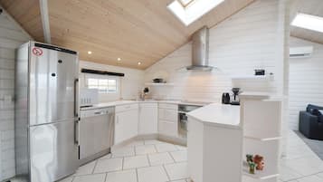 Køleskab, kogeplade, opvaskemaskine, kaffe-/temaskine