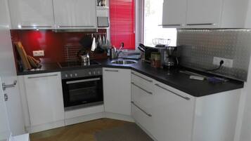 Een koelkast, een magnetron, een oven, een vaatwasser