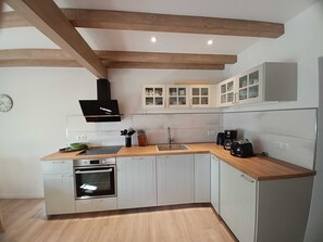 Fridge, oven, coffee/tea maker, electric kettle