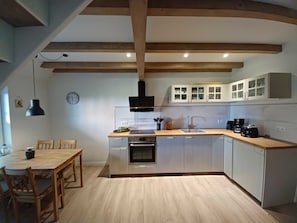 Fridge, oven, coffee/tea maker, electric kettle