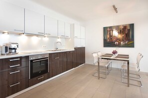 Kühlschrank, Mikrowelle, Ofen, Geschirrspüler