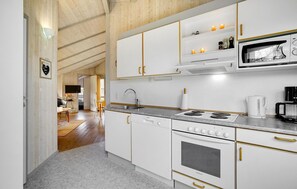 Kjøleskap, kokeplater, oppvaskmaskin og kaffetrakter/tekoker