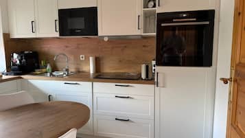 Kühlschrank, Mikrowelle, Ofen, Geschirrspüler