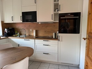 Kühlschrank, Mikrowelle, Ofen, Geschirrspüler