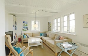 Tv, eldstad och dvd-spelare