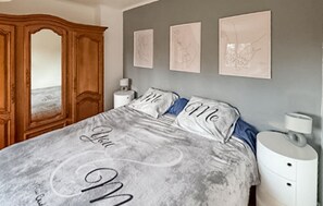 3 bedrooms, travel cot, free WiFi - 3 bedroom gorgeous home in Plouaret (Plouaret)