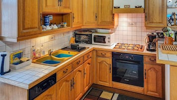 Een koelkast, een kookplaat, een vaatwasser