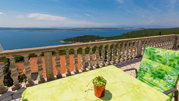 A balcony with a view of a body of water and a distant island. - Holiday apartment with pool and sea view (Dramalj)