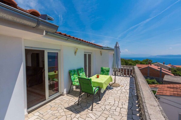 Outdoor dining - Holiday apartment with pool and sea view (Dramalj)