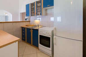 Fridge, oven, stovetop, coffee/tea maker - Holiday apartment with pool and sea view (Dramalj)